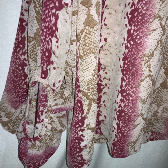 Entro reptile print blouse Sz L V neck balloon sleeve new with tags - Picture 2 of 6